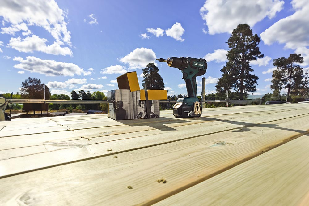 Skruvdragare som står på träskivor i solen